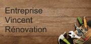 Nom de l'entreprise de rénovation 'Entreprise Vincent Rénovation' en noir sur fond de bois rustique avec des outils de bricolage (marteau, clé, tournevis) en bas à droite.